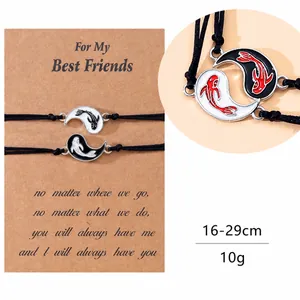 Dettaglio dei braccialetti dell'amicizia intrecciati Yin Yang koi con carta kraft