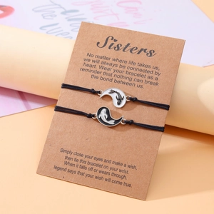 Braccialetti dell'amicizia Yin Yang Tai Chi su biglietto con messaggio per sorelle.
