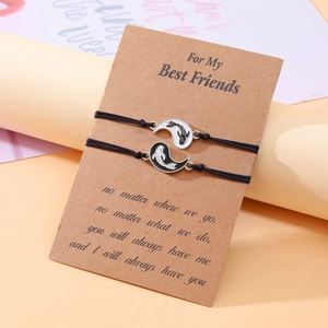Dettaglio di braccialetti dell'amicizia Yin Yang koi regolabili su carta regalo