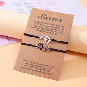 Dettaglio dei braccialetti dell'amicizia carpa koi yin-yang su cartoncino Sisters