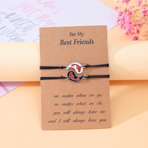 Dettaglio dei braccialetti dell'amicizia Yin Yang koi su un biglietto regalo