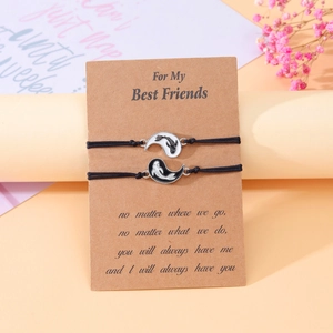 Dettaglio dei ciondoli koi yin yang su braccialetti dell'amicizia intrecciati regolabili