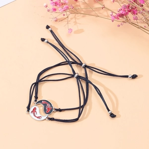 Dettaglio dei braccialetti dell'amicizia regolabili con ciondoli koi yin yang intrecciati