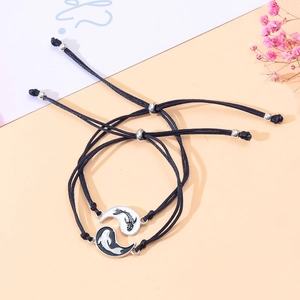 Dettaglio di braccialetti dell'amicizia intrecciati regolabili con ciondoli koi yin yang