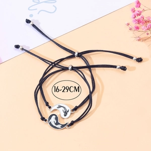 Dettaglio dei bracciali intrecciati Yin Yang koi con misura regolabile 16-29 cm