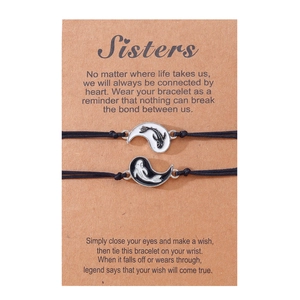 Dettaglio dei braccialetti dell'amicizia Yin-Yang su un biglietto regalo per sorelle