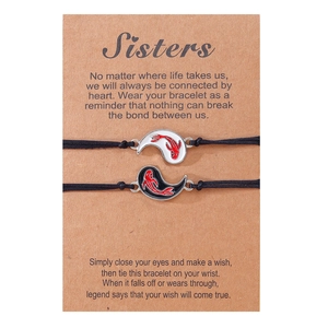 Dettaglio dei braccialetti dell'amicizia Yin Yang Koi su biglietto regalo Sisters