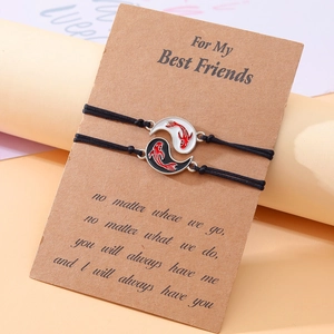 Braccialetti dell'amicizia Yin Yang Koi con corde intrecciate su espositore