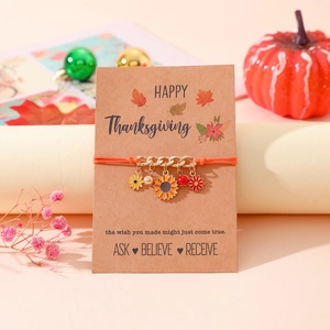 Detalle de pulsera artesanal de girasol para Acción de Gracias en tarjeta festiva
