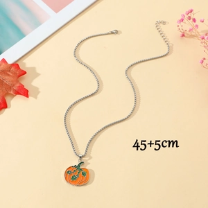 Dettaglio della collana con zucca e foglia d'acero con catena da 45+5cm regolabile