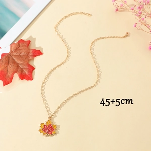 Dettaglio della collana a foglia d'acero con misure della catena da 45+5cm