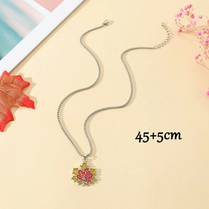 Dettaglio della collana in argento con lunghezza regolabile 45+5 cm e chiusura a moschettone