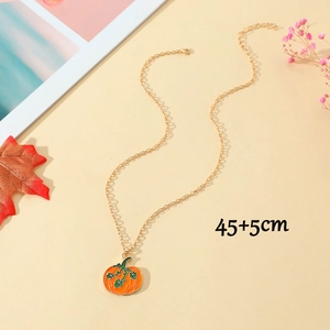 Dettaglio collana oro 45+5cm con ciondolo zucca in smalto arancio e foglia verde