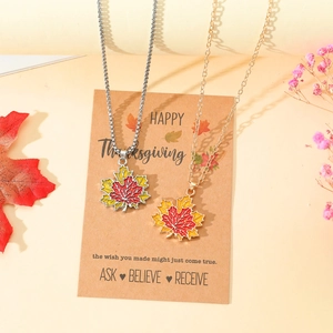 Collana con Ciondolo Zucca Foglia di Acero Autunnale del Ringraziamento Smalto Lega Catena Gioielli Festivi Regalo Unisex