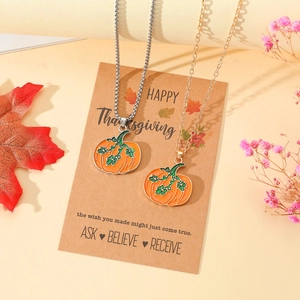 Set di due collane con ciondolo a zucca e foglia d'acero su biglietto per il Ringraziamento