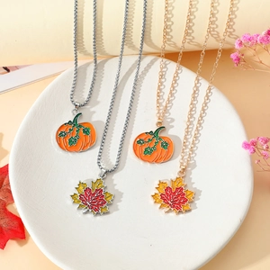 Collane con ciondolo a foglia d'acero e zucca in oro e argento per il Giorno del Ringraziamento