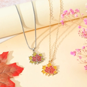 Collana con ciondolo a foglia d'acero con sfumatura autunnale in oro e argento