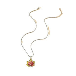 Collana con ciondolo a foglia d'acero in smalto rosso e giallo finitura argento