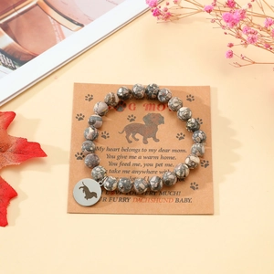 Detail eines Naturstein-Armbands mit Dackel-Anhänger auf einer Dog Mom Karte
