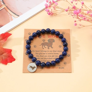 Nahaufnahme blaues Naturstein-Armband mit Dackel-Anhänger auf einer Muttertags-Geschenkkarte