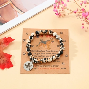 Armband aus Dalmatiner-Stein mit Schäferhund-Anhänger auf einer Dog Mom Geschenkkarte