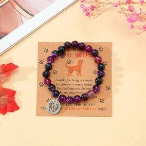 Detail der Golden Retriever Plakette auf Steinperlen-Armband mit Best Dog Mom Geschenkkarte