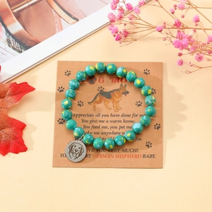 Detailansicht eines Naturstein-Armbands für Hundemamas mit Edelstahl-Anhänger