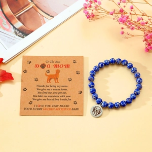 Detailansicht eines blauen Steinperlenarmbands mit Hundeanhänger auf Geschenkkarte