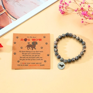 Details des Naturstein-Armbands mit Dackel-Anhänger und Geschenkkarte für Hundemamas
