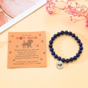 Detail von blauen Steinperlen Armband mit Dackel Anhänger und Dog Mom Geschenkkarte