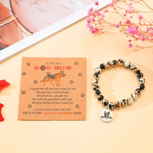 Detail von Dalmatiner-Jaspis Perlenarmband mit Hundehänger und emotionaler Grußkarte