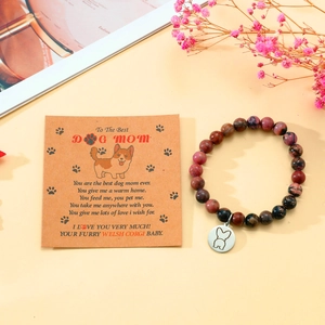 Detail eines Perlenarmbands für Hundemamas mit Corgi-Anhänger auf einer Geschenkkarte