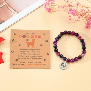 Detailaufnahme des Natursteinperlen-Armbands mit graviertem Hundemama-Anhänger für Damen