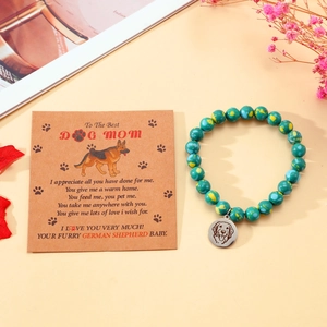 Detail eines Perlenarmbands für Hundemamas mit Schäferhund-Anhänger und Karte