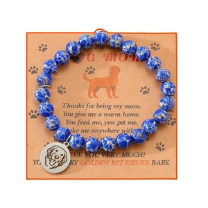 Armband mit blauen Marmorperlen und Golden Retriever Anhänger auf einer Geschenkkarte