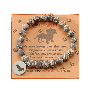 Makroaufnahme von Naturstein-Armband mit Dackel-Anhänger aus Edelstahl und Dog Mom Karte