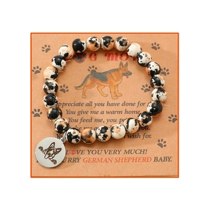 Detail eines Perlenarmbands für Hundemamas mit Schäferhund-Anhänger auf Geschenkkarte