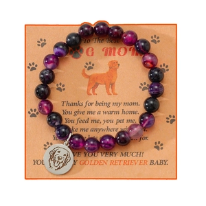 Detail von Hunde-Mama-Perlenarmband mit Golden Retriever Anhänger und Geschenkkarte