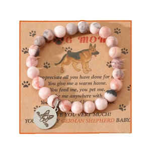 Detailansicht der Marmorstein-Armband mit Edelstahl-Schäferhund-Anhänger auf Karte