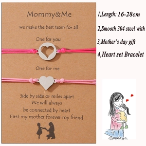 Detalle de las pulseras trenzadas Mommy & Me con dijes de corazón en acero 304