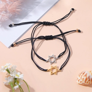 Verstellbare schwarze Kordelarmbänder mit Gold- und Silber-Hexagrammsternen auf Blumen