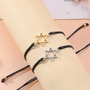 Detail der Sternanhänger an verstellbaren Webseilen für Paararmbänder im Set