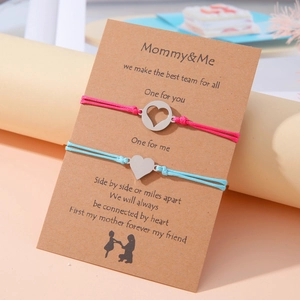 Pulseras de corazón para madre e hija con cordones rosa y azul en tarjeta de muestra