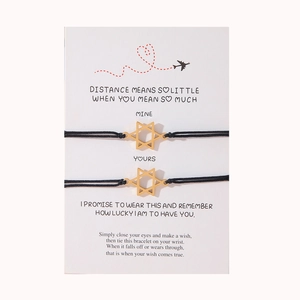 Detail der Stern-Partnerarmbänder auf Karte mit emotionaler Botschaft für Geschenke