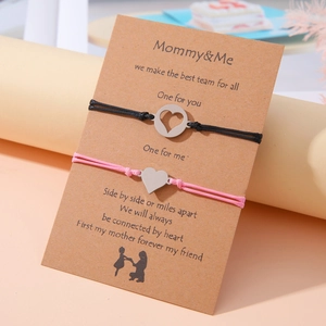 Detalle de pulseras de corazón Mommy and Me en tarjeta para set de regalo de madre