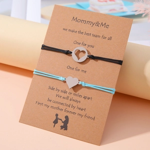 Detalle de pulseras tejidas Mommy & Me con corazones en tarjeta de regalo kraft