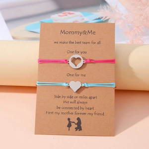 Detalle de las pulseras de corazón Mommy & Me en una tarjeta con un dulce poema