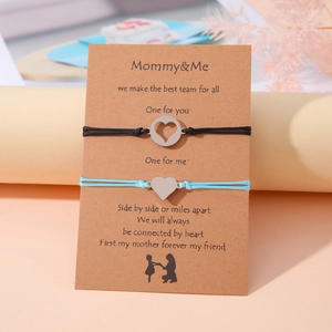 Pulseras tejidas Mommy & Me con dijes de corazón de acero inoxidable y tarjeta