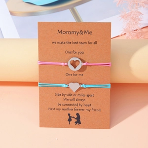 Detalle de las pulseras madre e hija de acero inoxidable con corazones en tarjeta regalo
