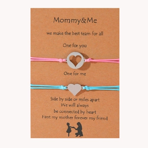 Pulseras mamá e hija de acero inoxidable con corazones en tarjeta regalo rosa y azul